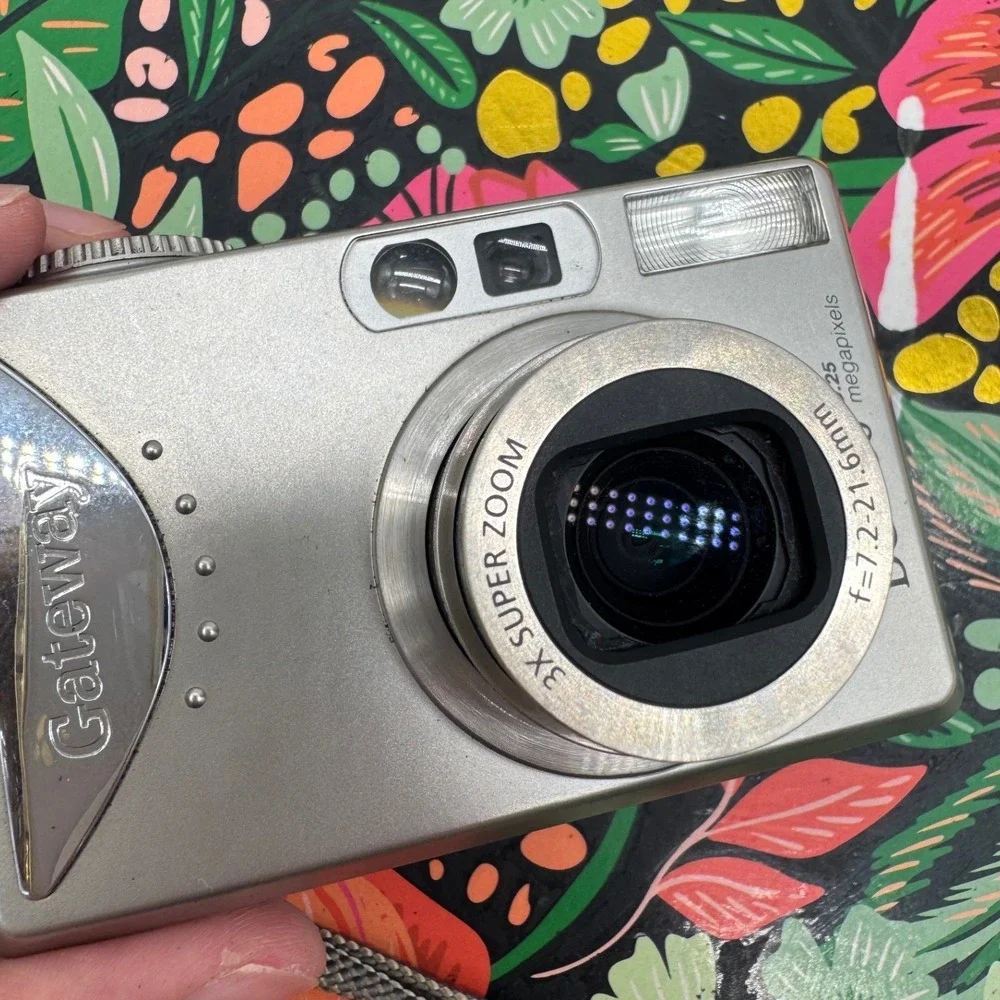 Gateway DC-T50 Digital Camera 5.25MP 3x Super Zoom Silver Vintage Y2K Bundle‎